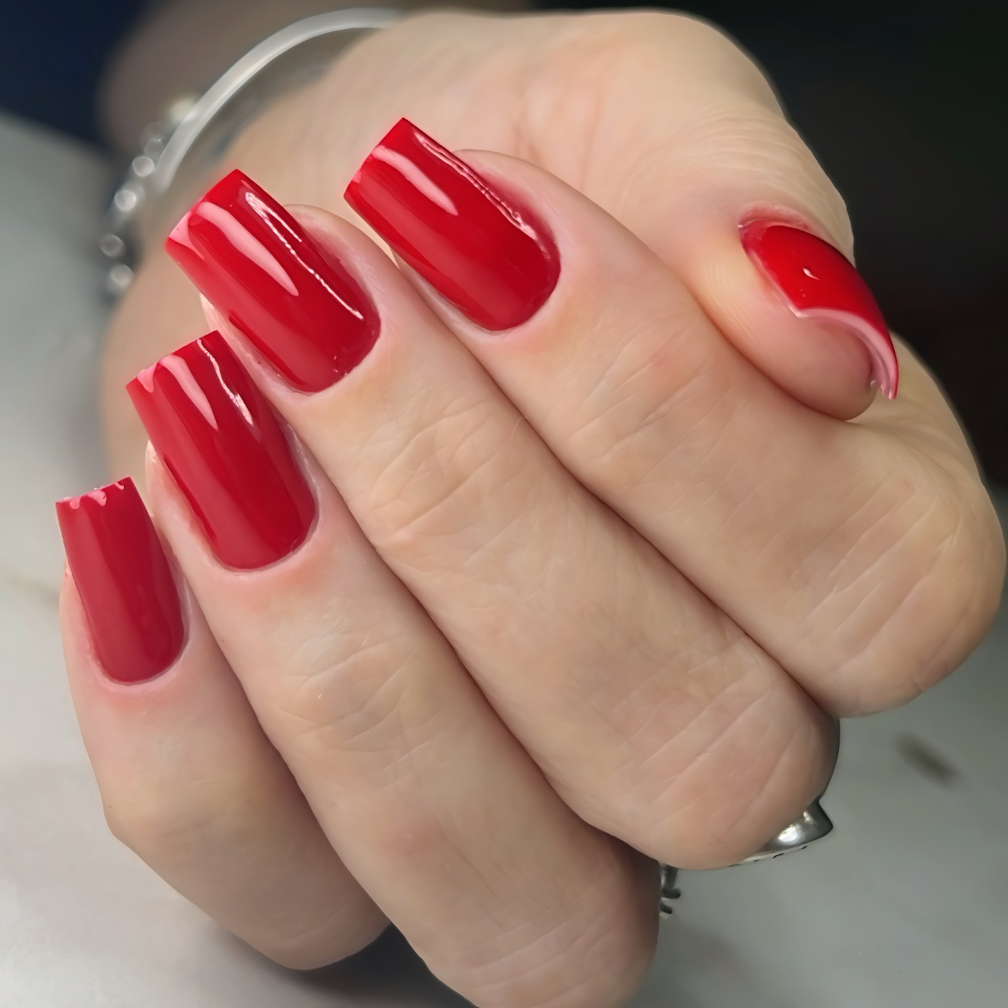 Unhas vermelhas brilhantes
