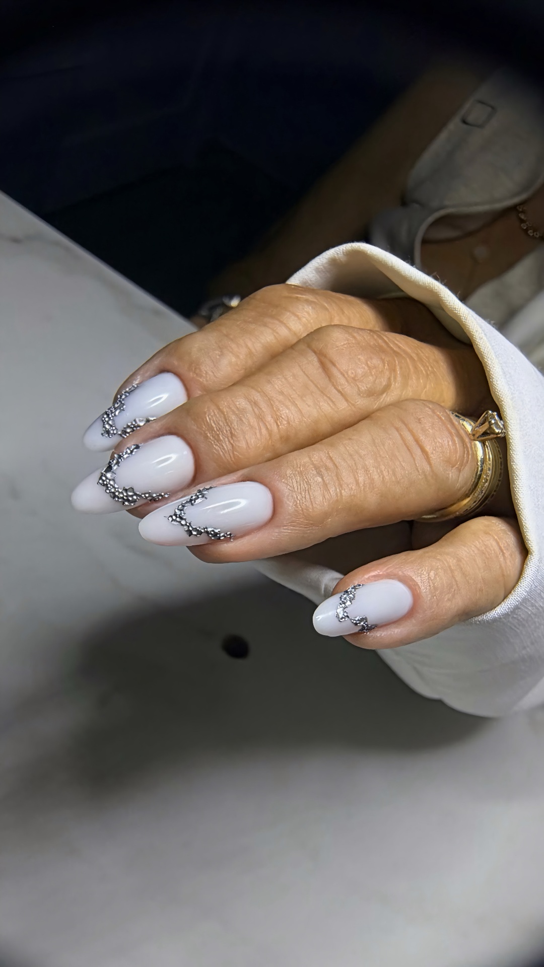 Unhas brancas com detalhes prateados